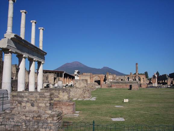 Figura 3 Veduta del Somma-Vesuvio da Pompei (foto di Carmine Allocca)